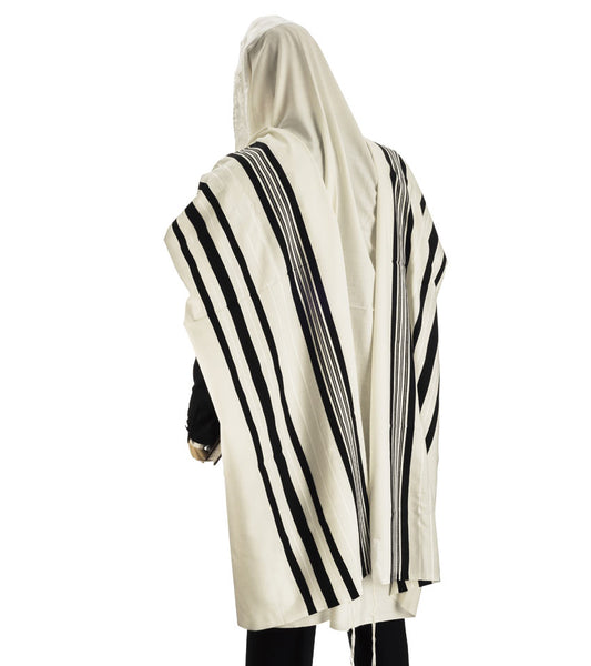 Why wearing tallit prayer shawl while praying?